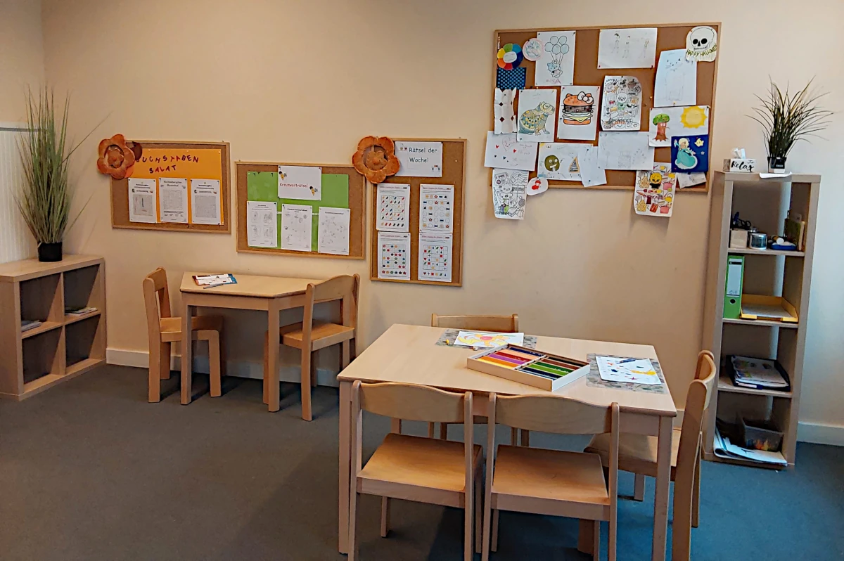 Die Rätselecke mit Tischen und Stühlen