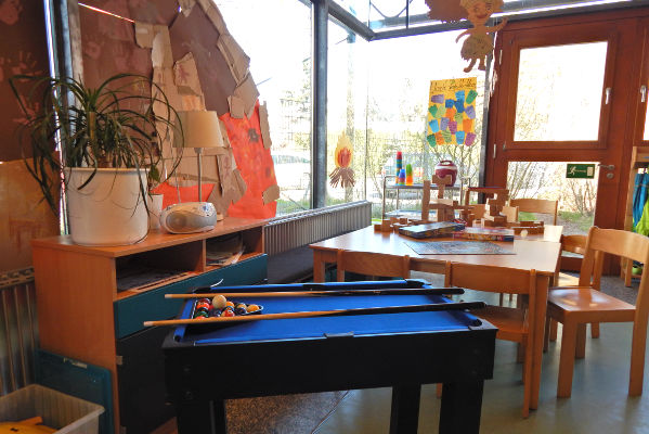 Blick in einen Raum mit Billardtisch